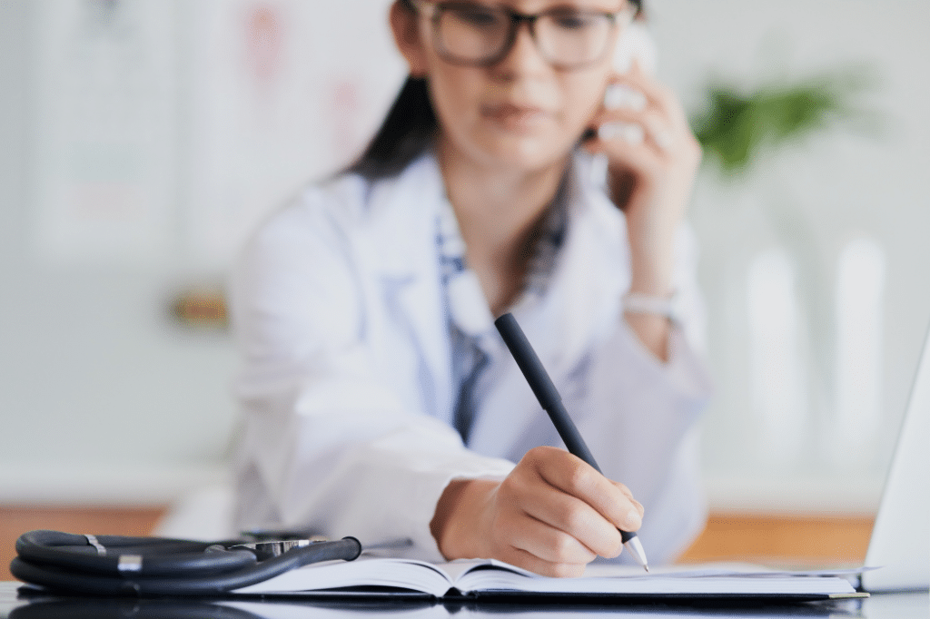 medica realizando estrategias de marketing digital