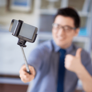 medico tirando selfie