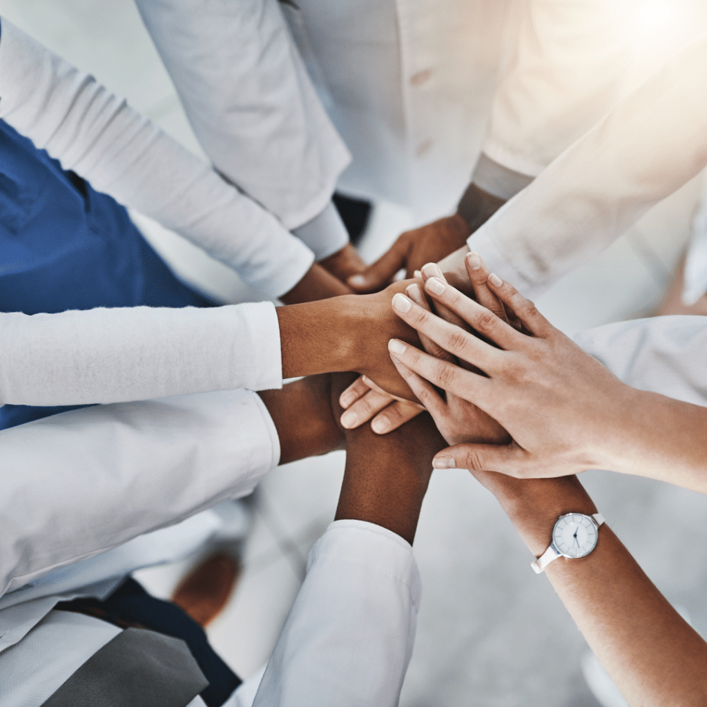 profissionais da saúde unidos em coworking da saúde